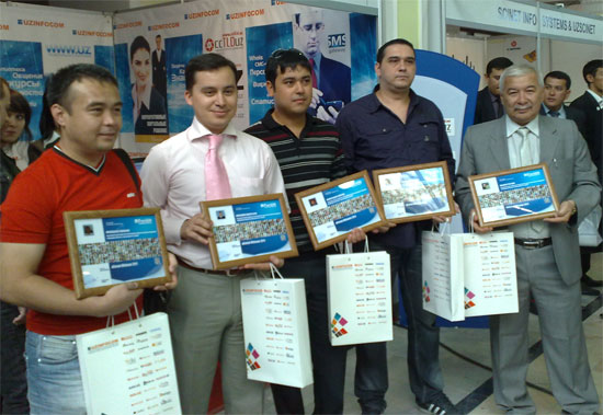 Награждение на стенде Uzinfocom